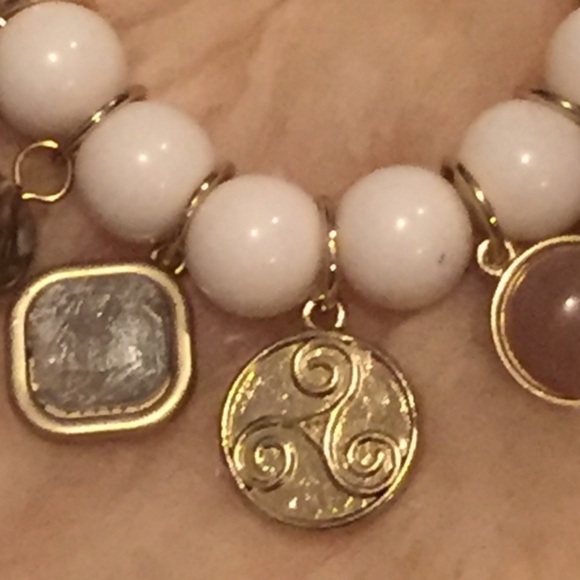 Stretch bracelet with white beads and more - Picture 3 of 3